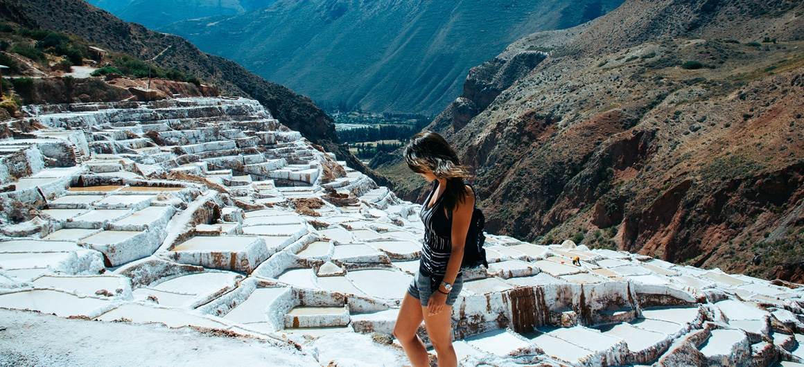 Turista en las salineras de maras en el valle sagrado de los incas
