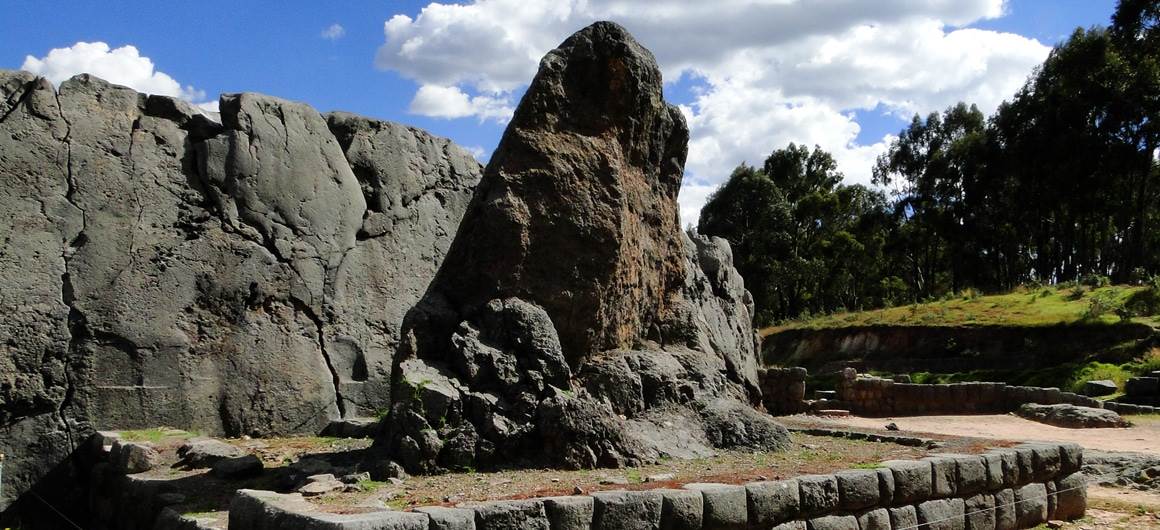 Monolito destruido en Qenqo Cusco