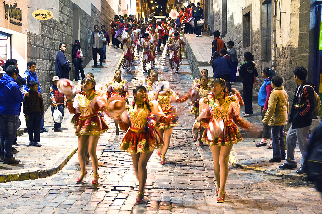 Dançarinos com trajes tradicionais em uma festa em Cusco