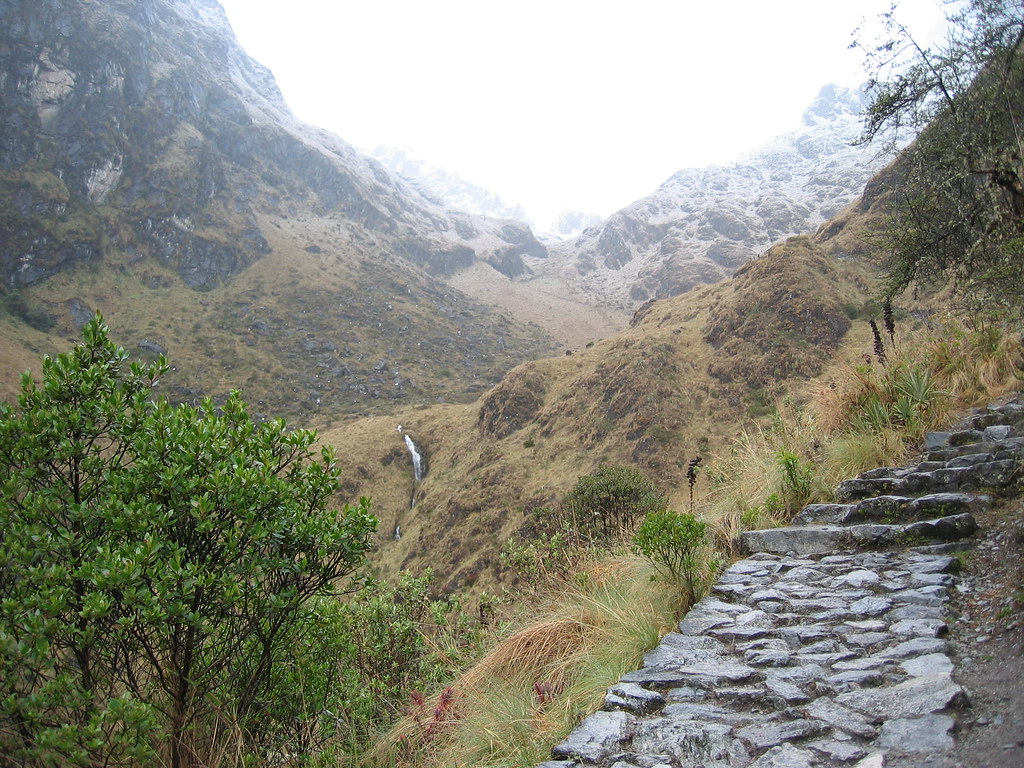 Caminho de pedra da Trilha Inca entre montanhas nevadas