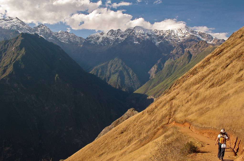 Vale profundo e montanhas a caminho de Choquequirao