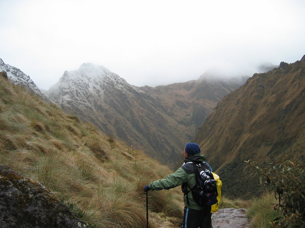Caminhante diante de montanhas andinas