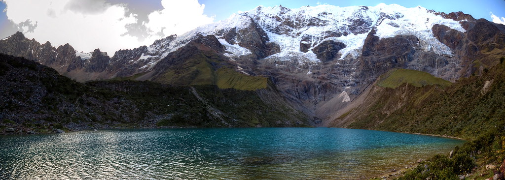 Lagoa Humantay de águas turquesa ao pé da montanha nevada
