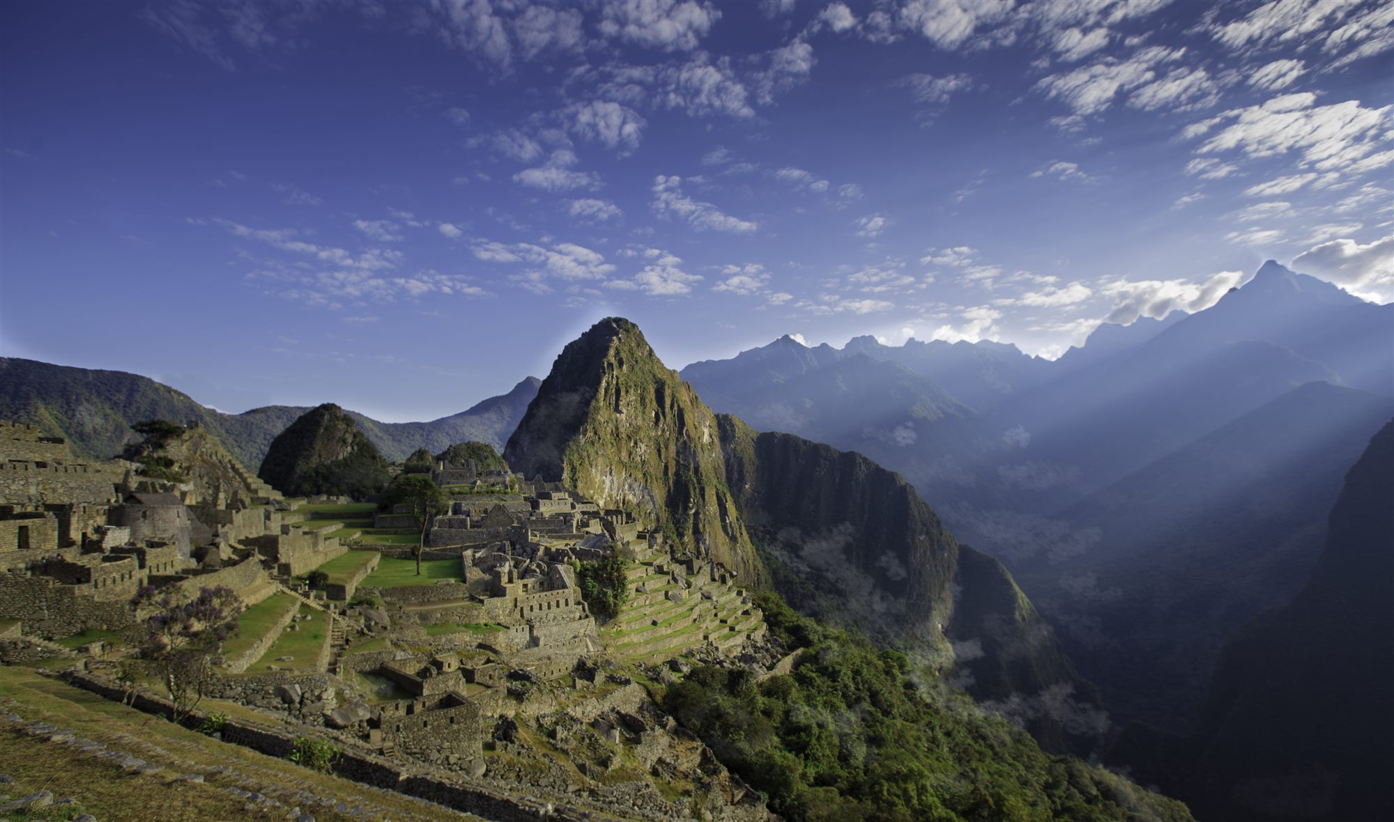 Veduta di Machu Picchu e dello Huayna Picchu all’alba