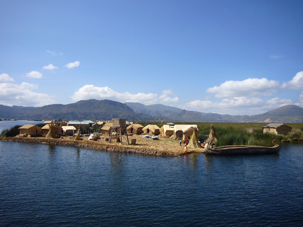 Islas flotantes de los Uros en el lago Titicaca