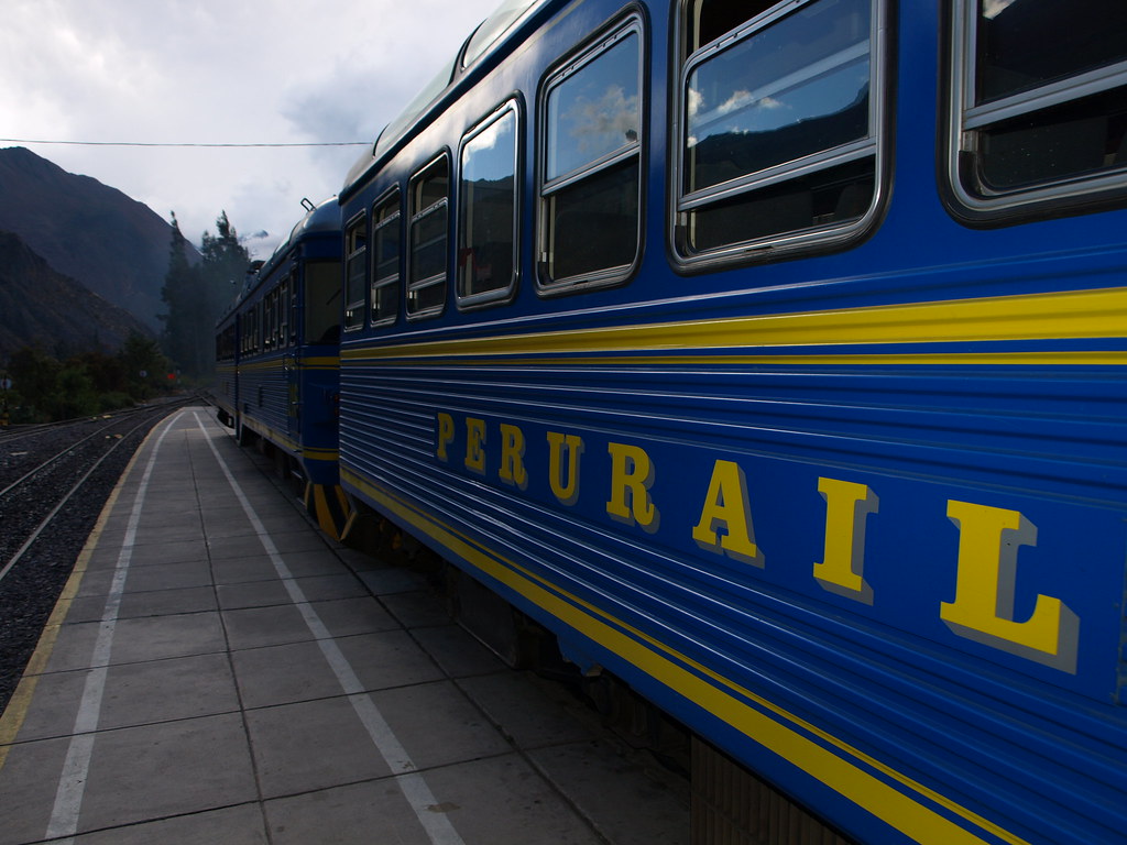 Trem azul da PeruRail rumo a Machu Picchu