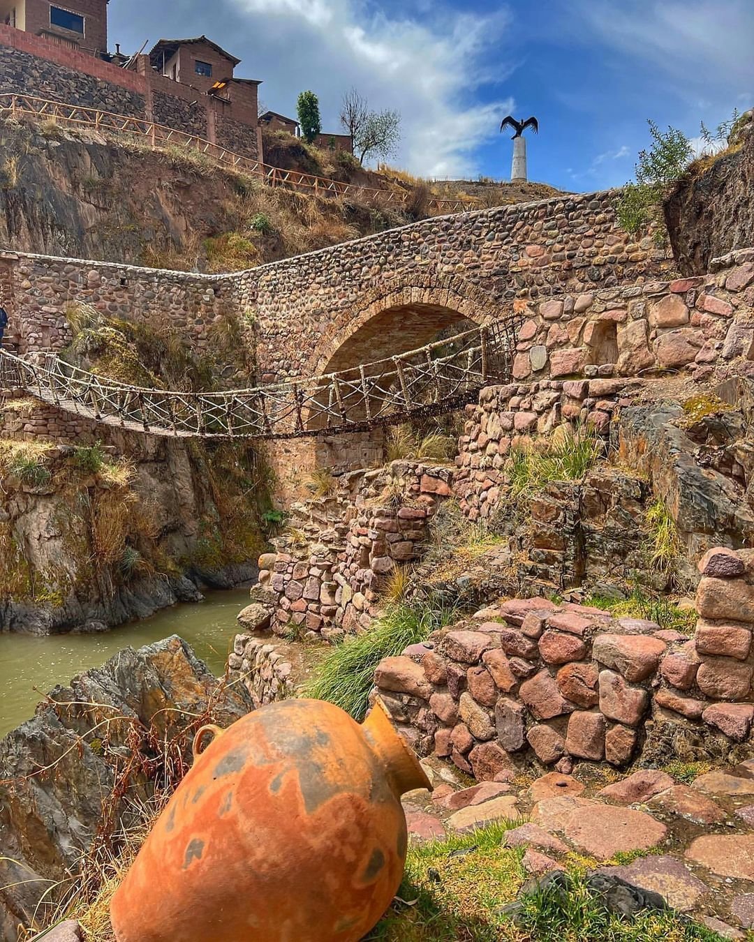 ¿Qué hacer en tu visita ala montaña de Palcoyo? Visita a los puentes de Checacupe