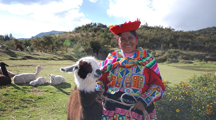 Señora de traje típico y su alpaca en el recorrido del City tour en Cusco