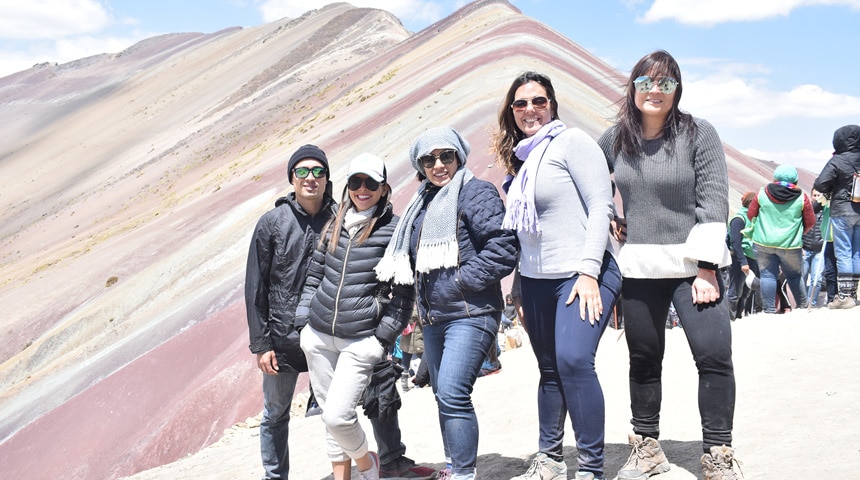 Grupo en un Tour a la montaña de los siete colores.