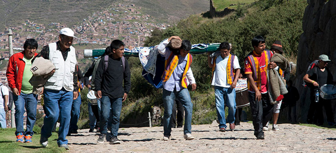 Costumbres en la celebracion del Cruz Velacuy en Cusco