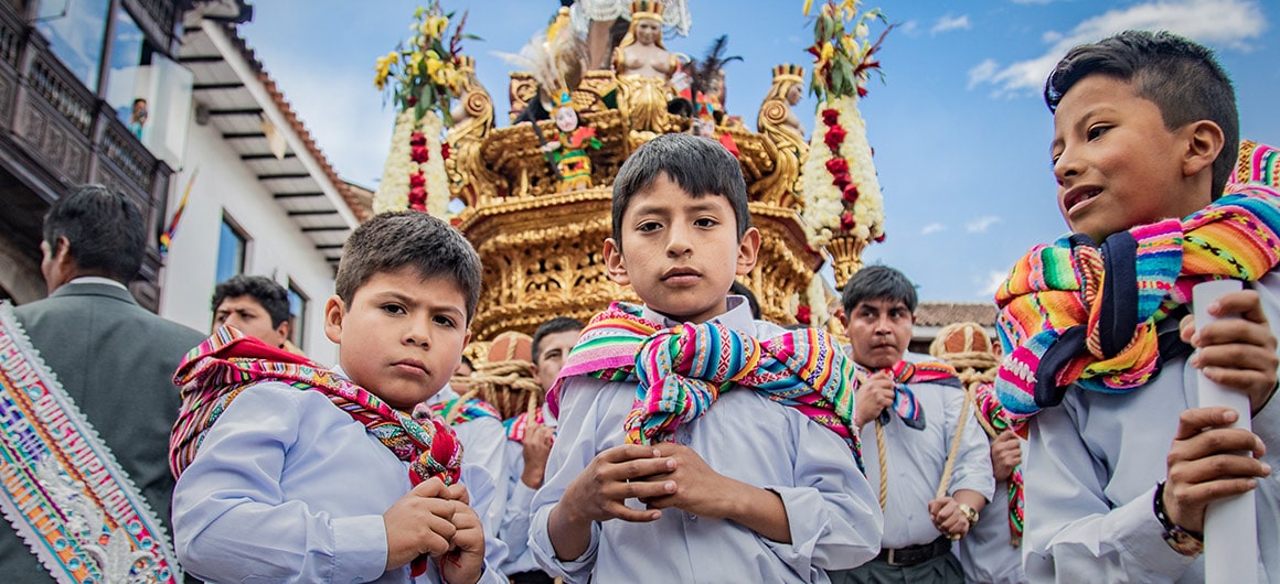 Niños en el Corpus Christi en Cusco