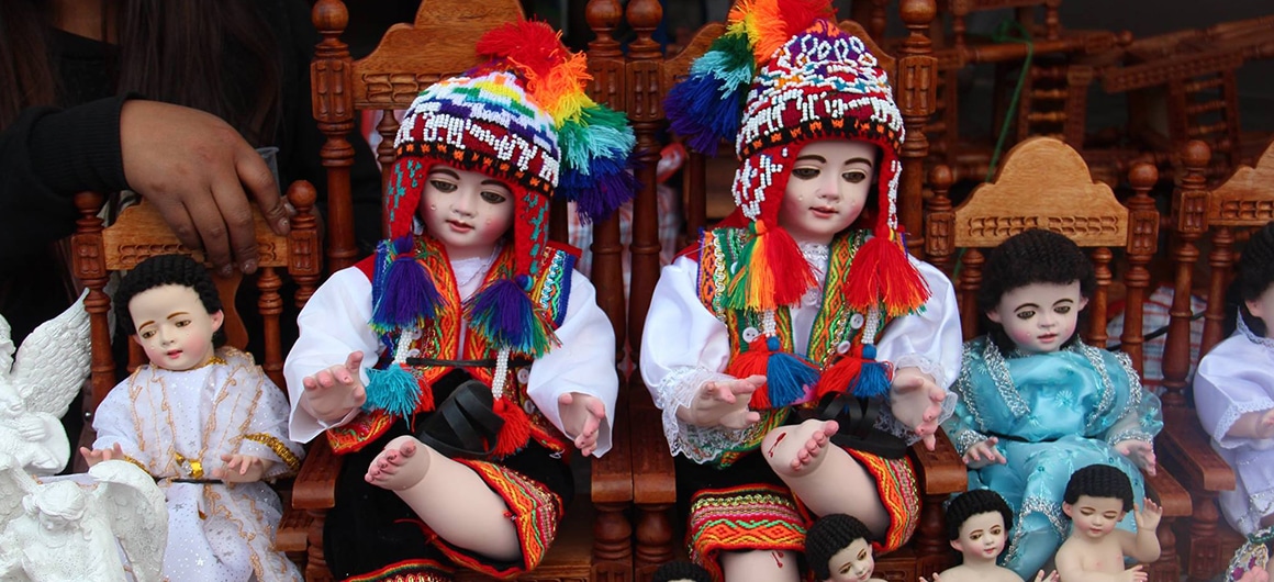 Niños Manuelitos en la tradicional feria del Santu Rantikuy- Parte de las celebraciones de Navidad y Año nuevo en Cusco 
