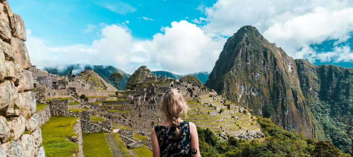 girl loking the mountains