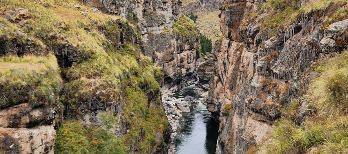 rio entre las montañas