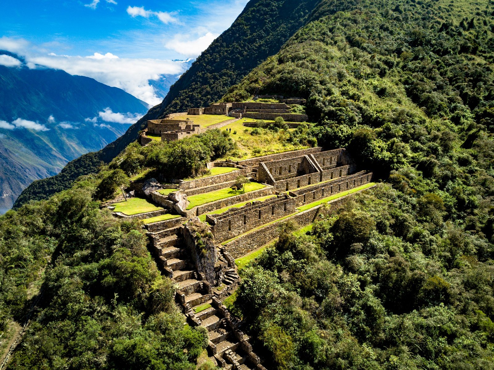Tour de 4 días a Choquequirao: Vista del camino hacia la ciudadela inca.